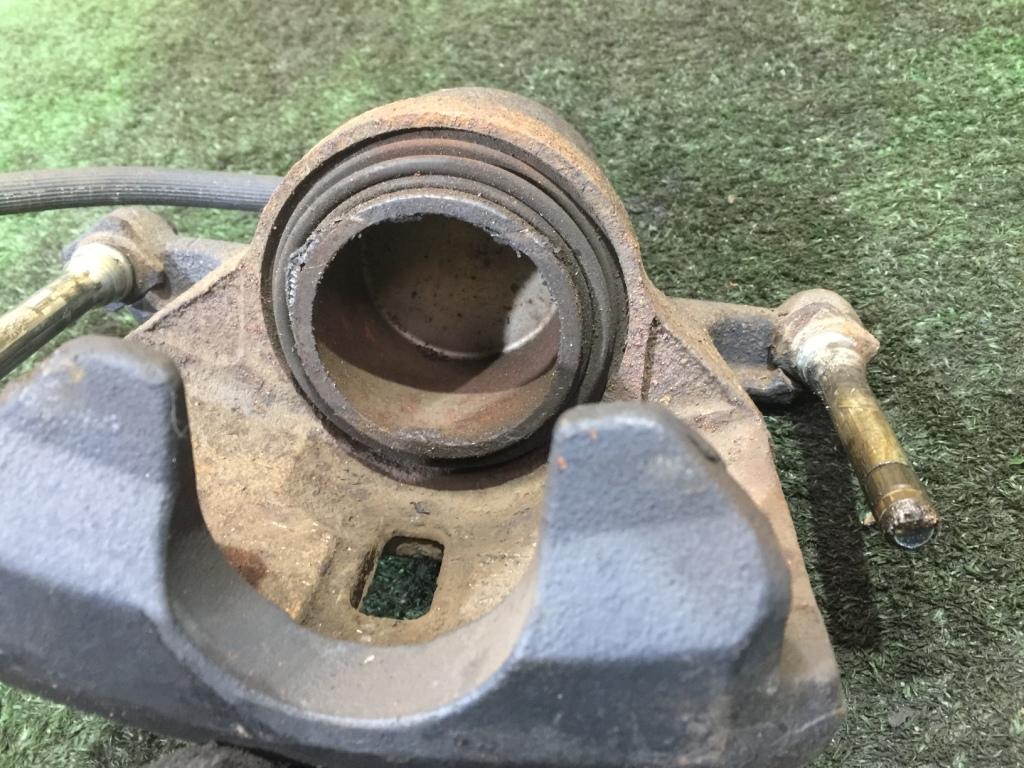 Суппорт левый передний NISSAN DUALIS NJ10 3 ракурс