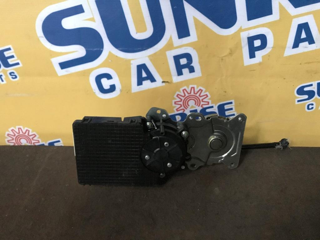 Доводчик двери задний NISSAN ELGRAND PE52, PNE52, TE52, TNE52 2 ракурс