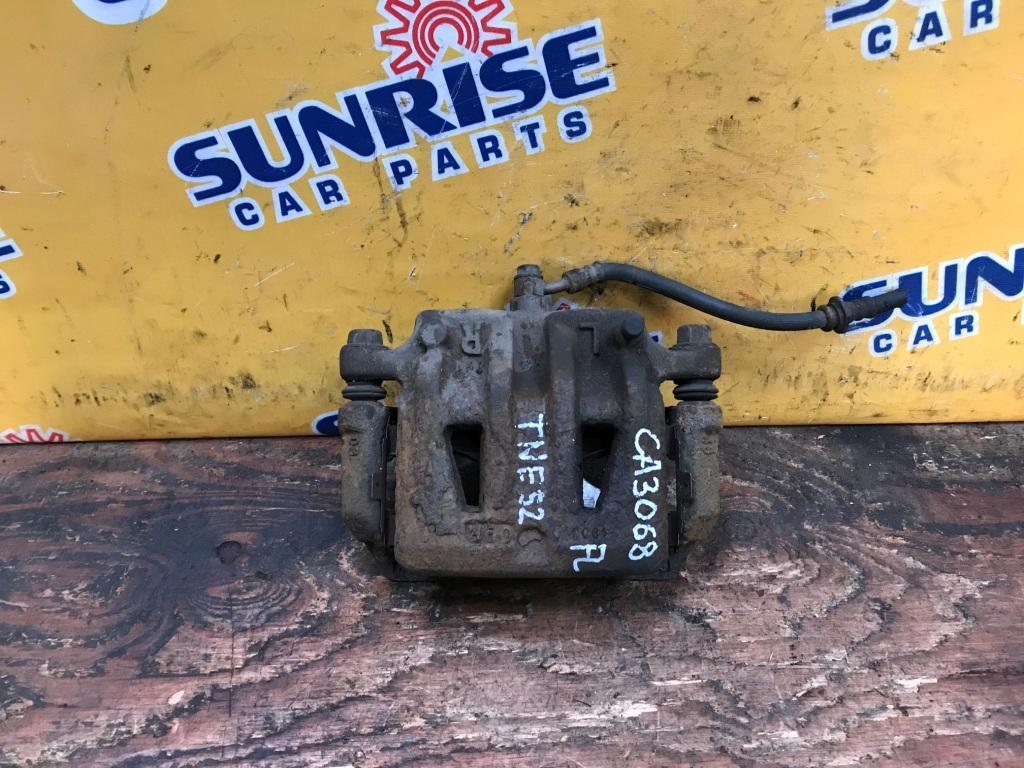 Суппорт левый передний NISSAN ELGRAND TNE52 1 ракурс