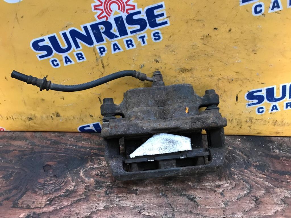 Суппорт левый передний NISSAN ELGRAND TNE52 2 ракурс