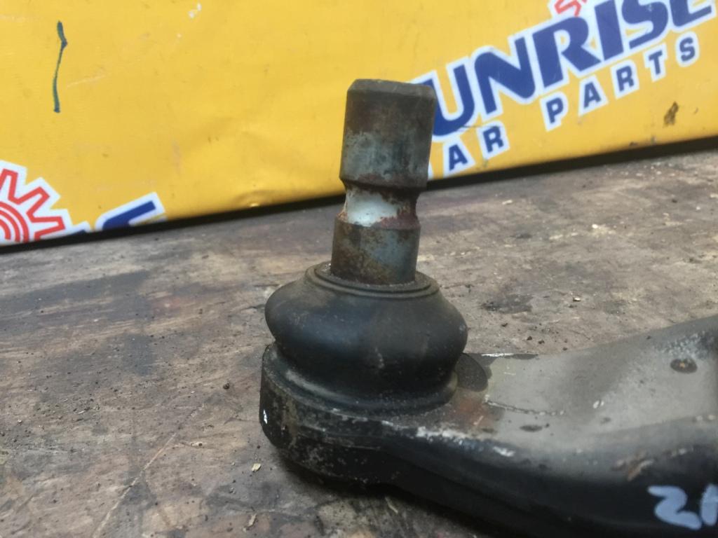 Рычаг правый передний NISSAN ELGRAND TNE52 3 ракурс